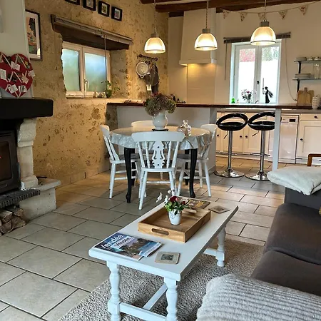 Du Rossignol A 5 Minutes Du Chateau De La Citardiere Et A 14 Minutes Du Chateau De Bourneau Mervent